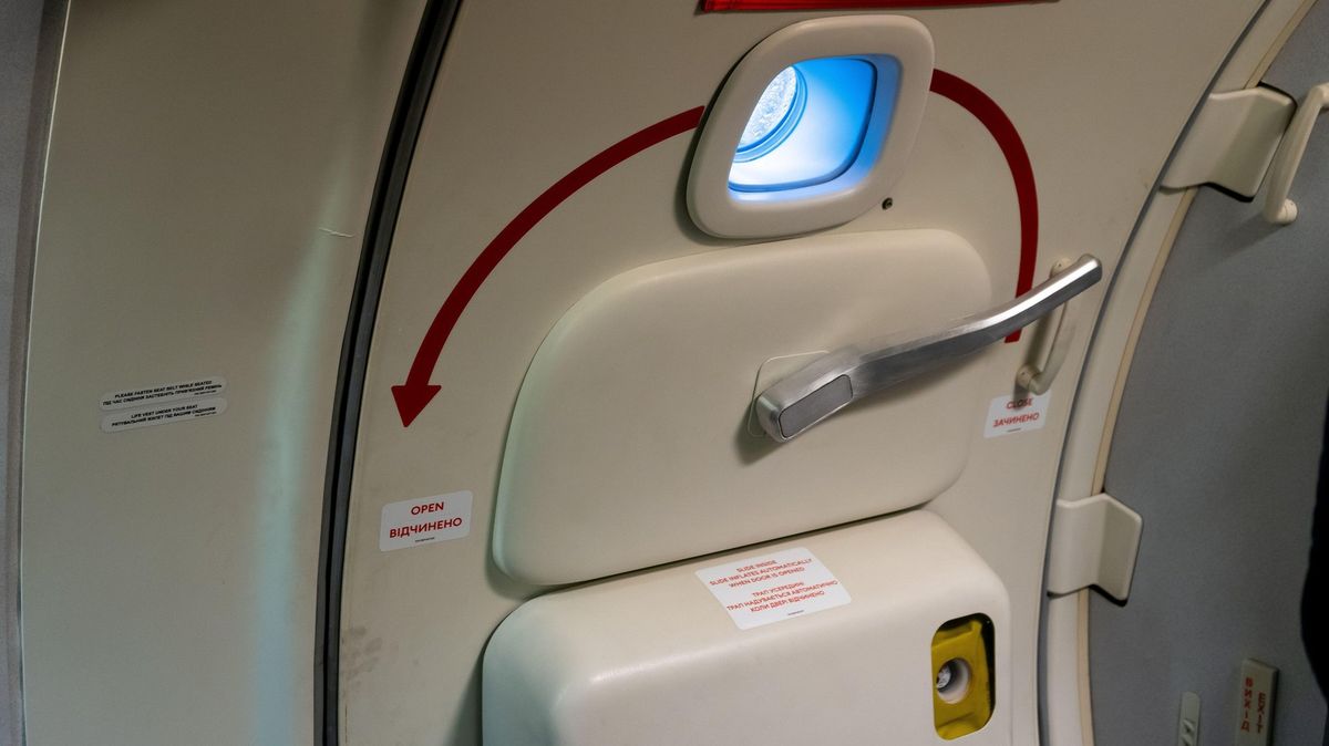 Pasažéři se sesypali na muže, který chtěl ve vzduchu otevřít dveře letadla